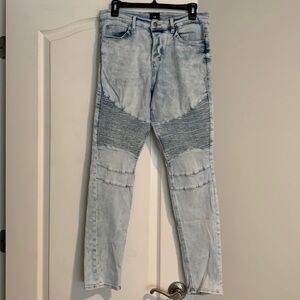 H&M men’s skinny fit jeans. Button fly. Light denim blue wash. Size 32.